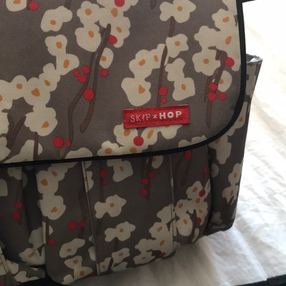 Skip hop diaper bag with changing pad - Picture 2 of 5